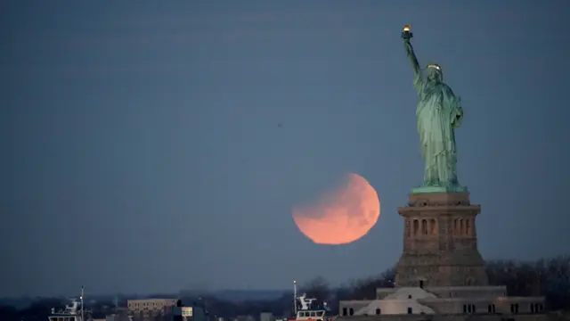 Ketika Supermoon Hiasi Patung Liberty
