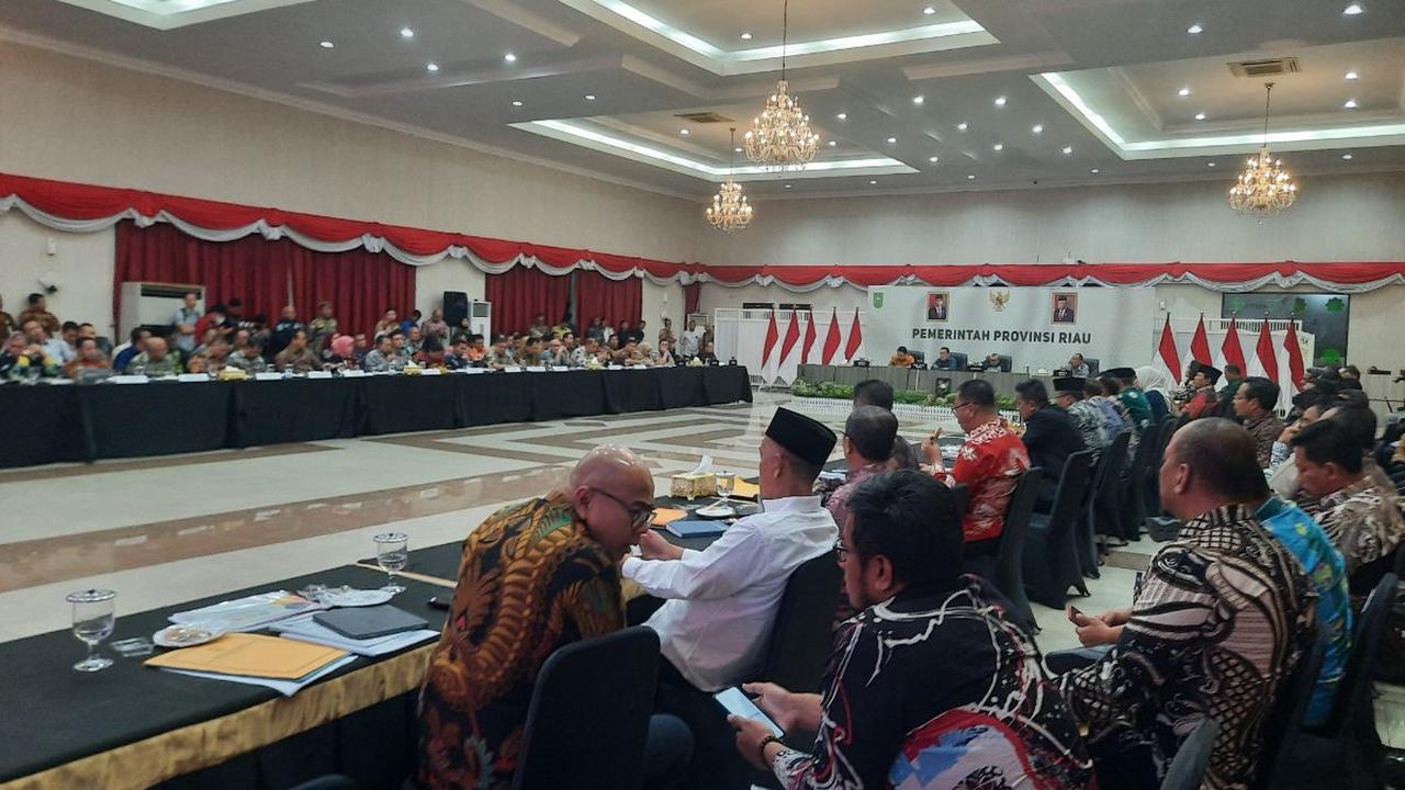 Komisi V DPR RI mengumpulkan Gubernur Riau bersama semua Bupati/Wali Kota dan Kadis PU seluruh Riau di Gedung Daerah Balai Serindit, Jumat (14/7) malam.
