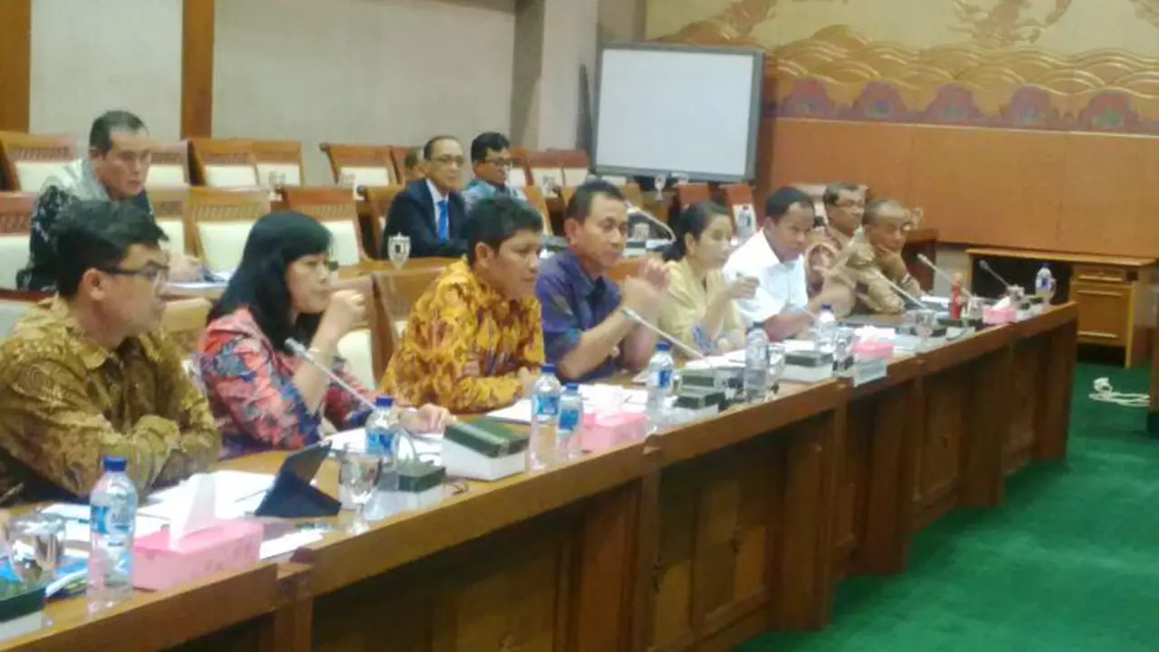 Menteri BUMN Rini Soemarno Rapat Dengar Pendapat (RDP) dengan DPR mengenai proses rights issue 3 perusahaan BUMN. 