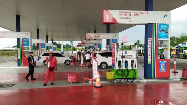 Executive GM Pertamina Patra Niaga Jawa Timur, Bali dan Nusa Tenggara (Jatimbalinus) Dwi Puja Ariestya memprediksi kenaikan konsumsi BBM selama momen Ramadan 2023, Jumat (14/4/2023). (Dian Kurniawan/Liputan6.com)