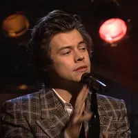 Harry Styles untuk pertama kalinya tampil live. Simak di sini videonya.