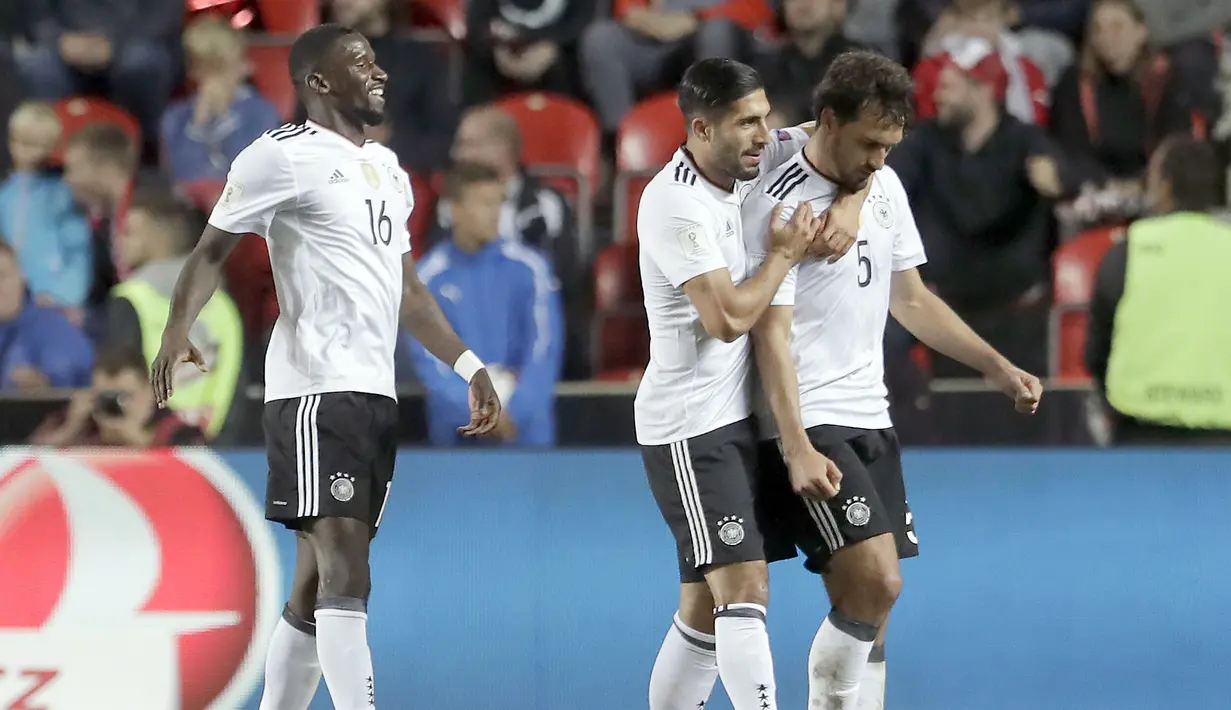Para pemain Jerman merayakan gol Mats Hummels (kanan) saat melawan Republik Ceska pada laga Grup C kualifikasi Piala Dunia 2018 di Plzen, Republik Ceska (1/9/2017). Jerman menang 2-1. (AP/Petr David Josek)