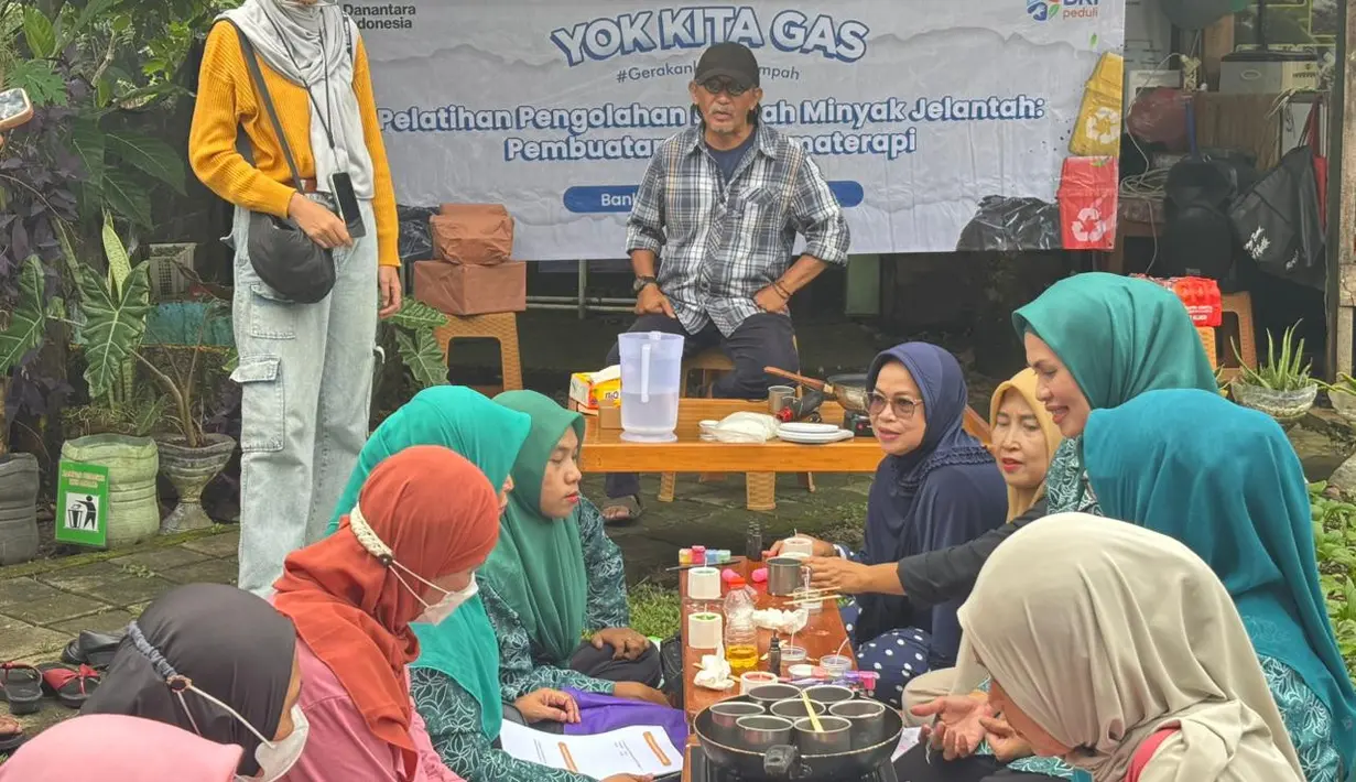 Sesi foto bersama usai pelatihan pengolahan limbah minyak jelantah. Program ini merupakan bentuk nyata komitmen BRI dalam menjaga lingkungan dan memberdayakan masyarakat. (Adv/BRI Peduli)