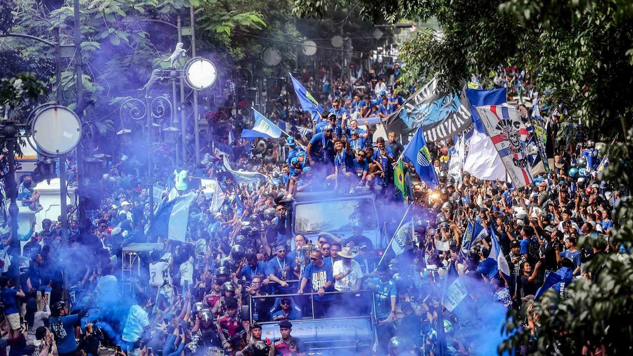 FOTO: Rbuan Boboh Iringi Pawai Persib Bandung