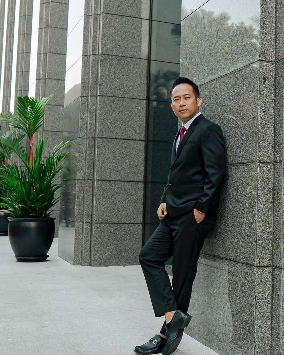 Potret Denny Cagur, Dari Panggung Komedi ke Gedung Parlemen - Kisah Penuh Kejutan dan Dedikasi