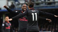 Striker Arsenal, Alexandre Lacazette (kiri) merayakan gol ke gawang Everton pada matchday kesembilan Liga Primer Inggris di Goodison Park, Minggu (22/10). The Gunners menang dengan skor akhir 5-2. (Oli SCARFF / AFP)
