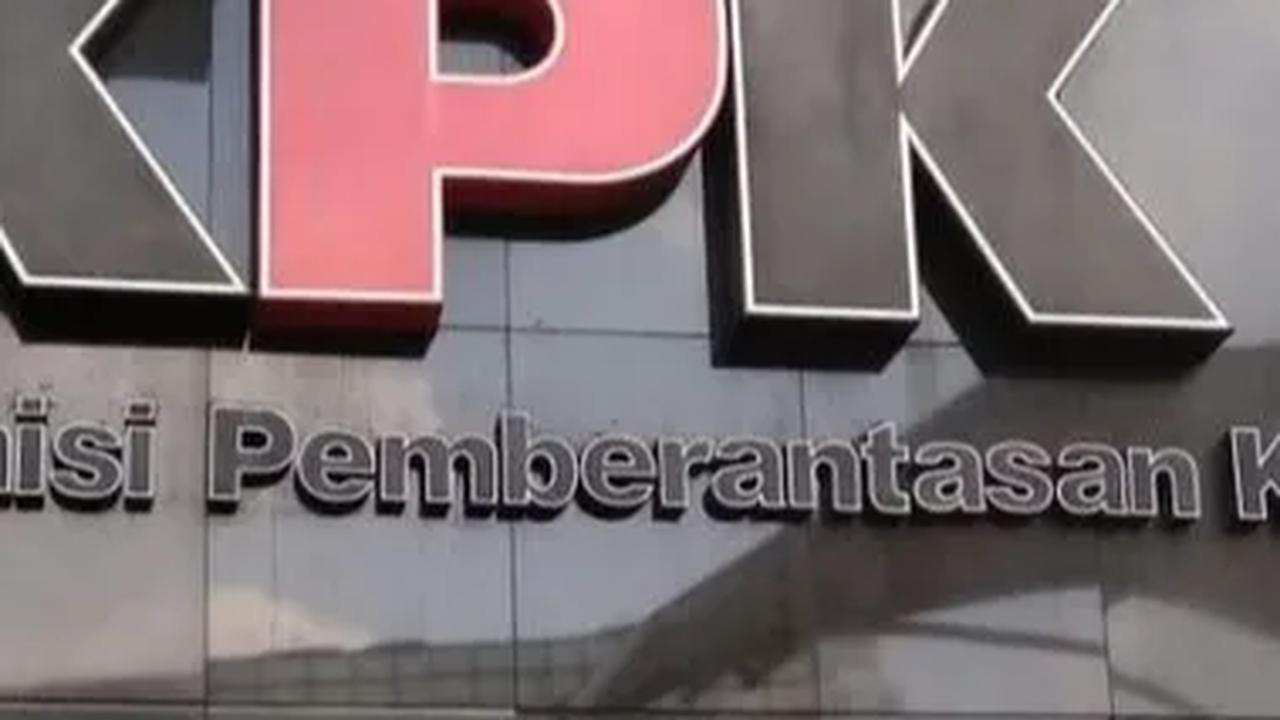 Kuasa hukum Lukas Enembe, Petrus Bala Pattyona mengungkapkan selama enam bulan mendekam di rutan lembaga anti rasuah itu kerap kali berperilaku jorok. Hal itu pun juga dikeluhkan oleh 20 penghuni rutan yang mendekam bersamanya.
