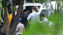 Petugas bersiap menurunkan jenazah anggota Duo Bali Nine di Rumah Duka Abadi, Jakarta Barat, Rabu (29/4/2015). Jenazah terpidana mati Andrew Chan dan Myuran Sukumaran akan disemayamkan sebelum diterbangkan ke Australia. (Liputan6.com/Johan Tallo)