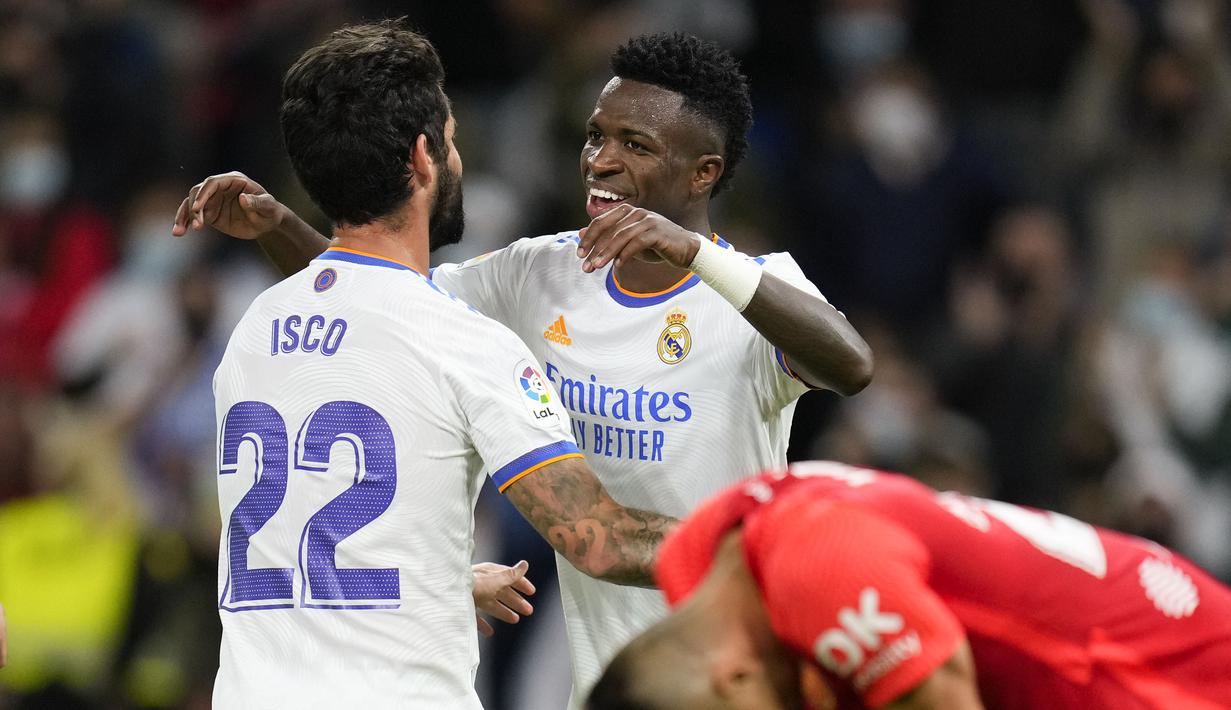 Pesta gol Real Madrid ditutup oleh Isco (kiri) pada menit ke-84. Vincius Junior yang mencoba menusuk dari sisi kiri sukses memberikan umpan yang mampu dikonversi menjadi gol oleh Isco. Pertandingan berakhir dengan skor 6-1 untuk kemenangan Los Blancos. (AP/Manu Fernandez)