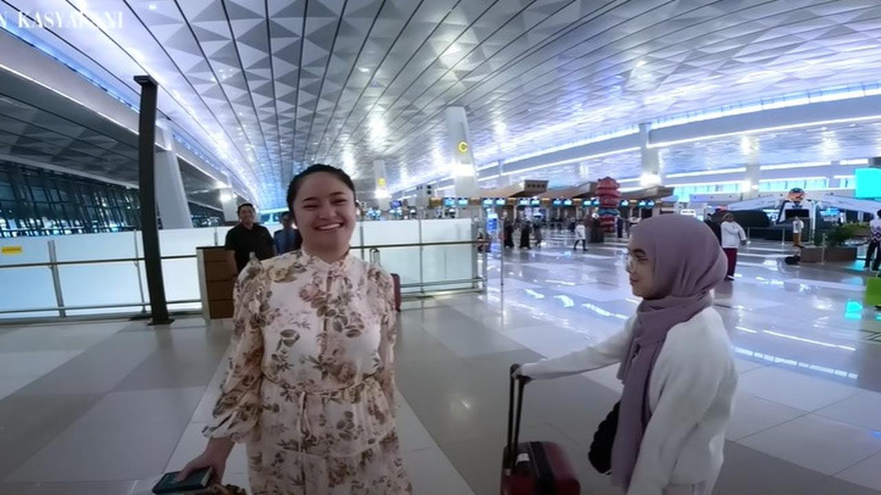 Momen Marshanda dan Ben Kasyafani Bersama, Temani sang Anak Nonton Konser di Singapura