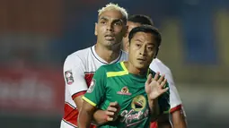 Striker Persebaya Surabaya, Samsul Arif (kanan), dijaga ketat bek Madura United, Jaimerson Xavier, dalam laga matchday ke-2 Grup C Piala Menpora 2021 di Stadion Si Jalak Harupat, Bandung, Minggu (28/3/2021). Persebaya menang 2-1 atas Madura United. (Bola.