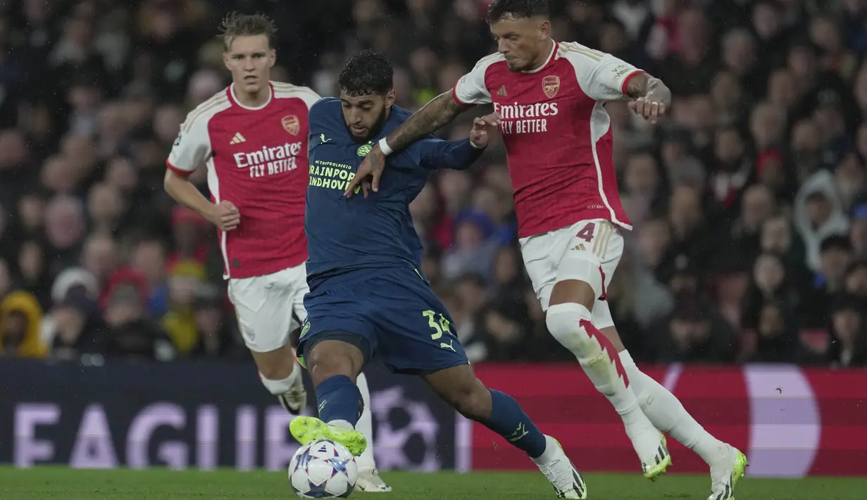 Berkat hasil ini, Arsenal pun kokoh bertengger di puncak klasemen Grup B dengan poin 3. (AP Photo/Kin Cheung)