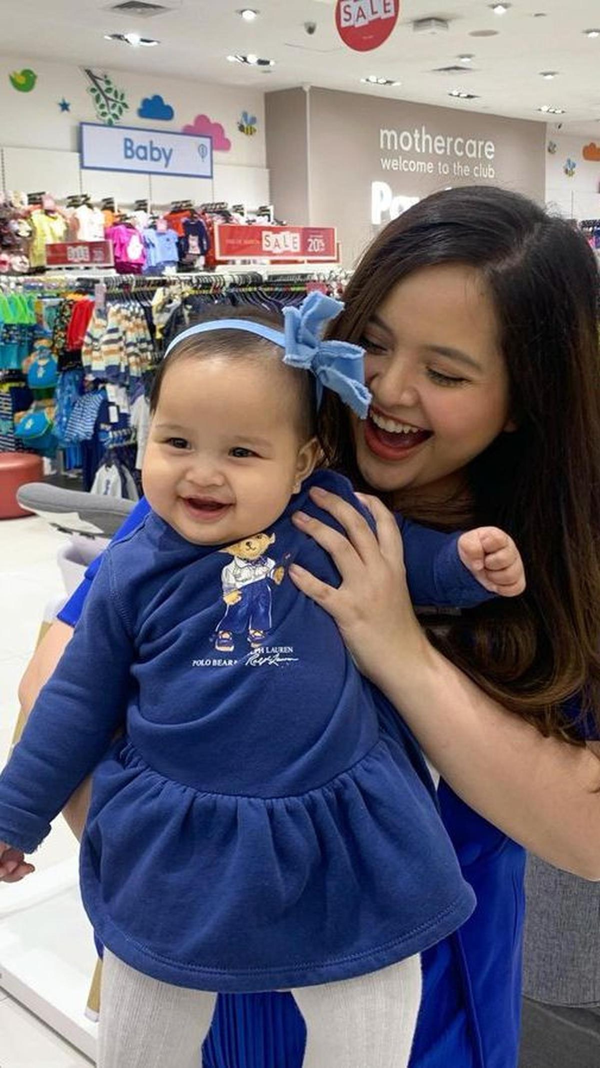 Tasya Kamila membagikan foto terbaru Baby Shafanina. Baby Shafanina kini menginjak usia 6 bulan. Tampak Baby Shafanina tersenyum ke arah kamera.