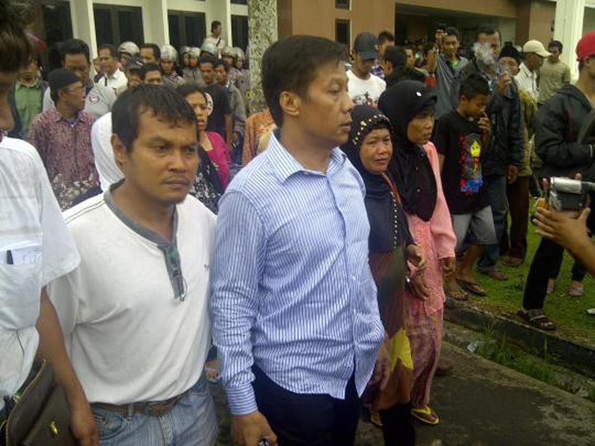Ratusan warga ricuh saat sidang kasus pemotongan 2 bambu