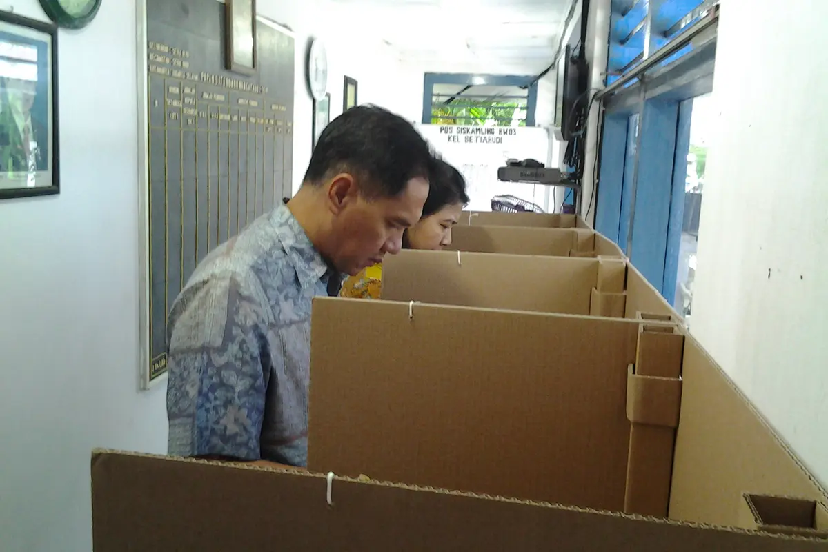 Gita Wirjawan Nyoblos di TPS Setiabudi