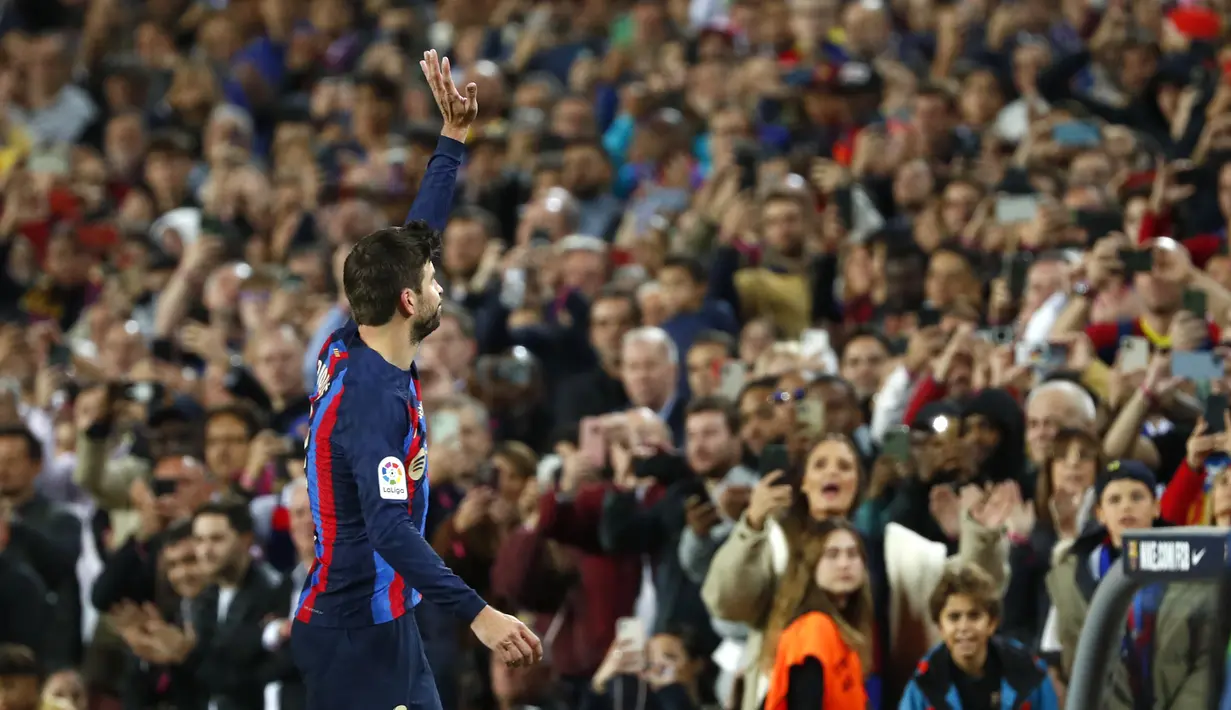 ek Barcelona, Gerard Pique melambaikan tangan kepada fans di akhir pertandingan melawan Almeria di stadion Camp Nou di Barcelona, Spanyol, Minggu (6/11/2022). Dalam laga perpisahannya dengan Barcelona ini, Gerard Pique juga mendapat kesempatan yang spesial. Ia mengenakan jersey khusus dalam momen perpisahannya. (AP Photo/Joan Monfort)