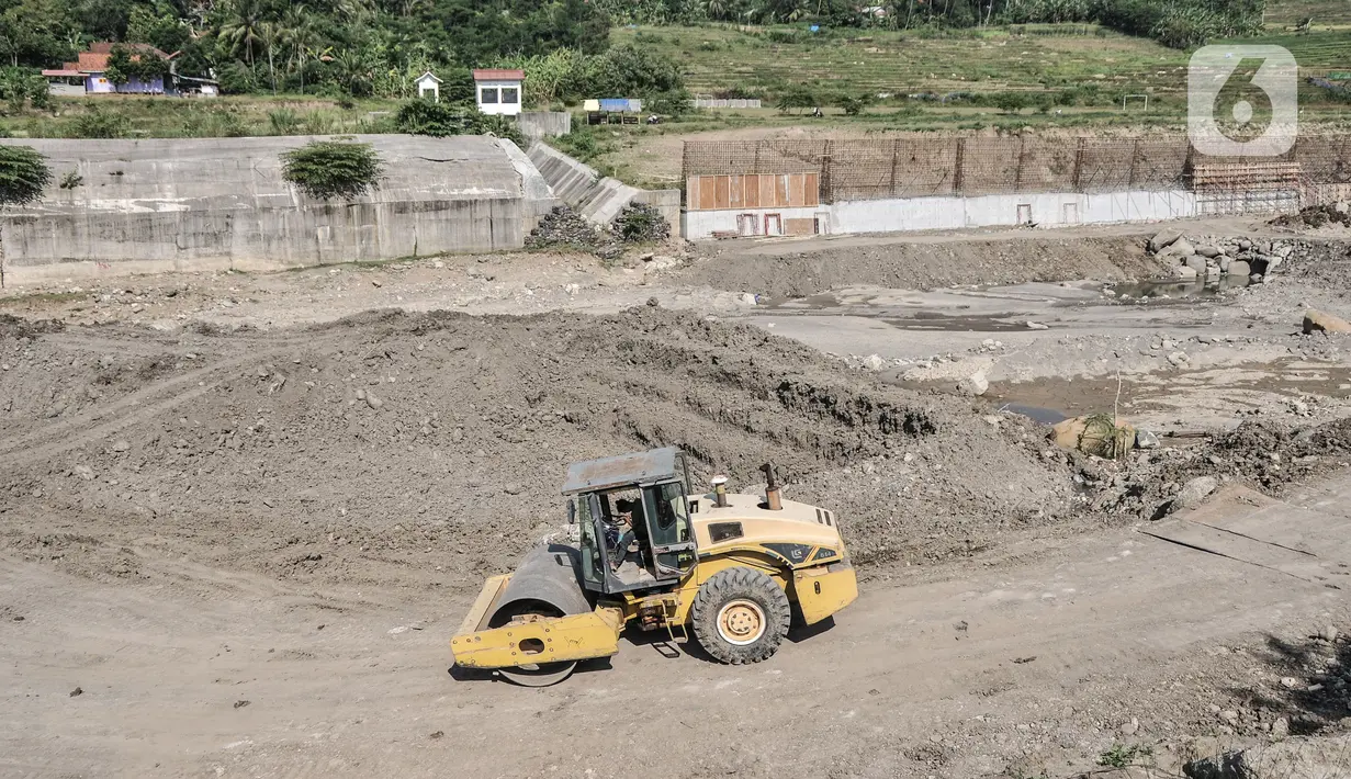 Aktivitas pembangunan Bendungan Cipamingkis di Desa Sukasirna, Jonggol, Jawa Barat, Minggu (1/8/2021). Pembangunan bendungan baru ini menggantikan bendungan lama yang jebol pada 2017 lalu. (merdeka.com/Iqbal S Nugroho)