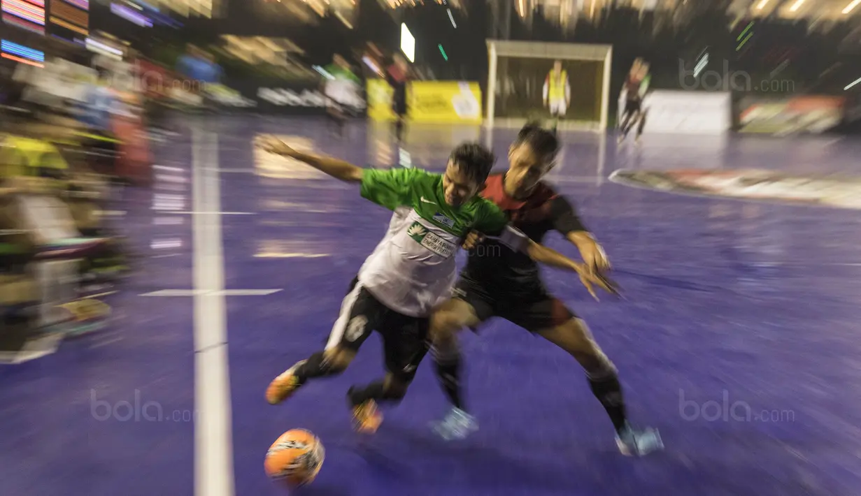 Suasana laga perebutan juara ketiga pada Grand Final Super Soccer Futsal Battle 2017 di Bintaro Xchange, Tangerang, Minggu (22/10/2017). Sebanyak 24 tim terbaik bersaing ketat untuk menjadi yang terbaik. (Bola.com/Vitalis Yogi Trisna)