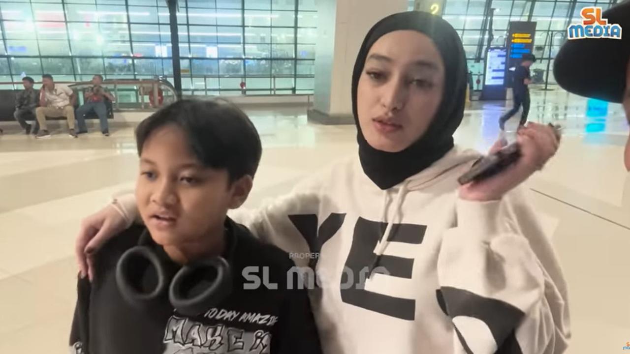 Santyka Fauziah sempat berbincang dengan Ferdi. Kepada Santyka Fauziah, Ferdi mengaku takut naik pesawat.<br>