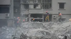 Petugas penyelamat memindahkan puing-puing bangunan yang hancur, saat mereka mencari korban di lokasi serangan udara Israel hari Kamis (10/10), di Beirut, Lebanon, Jumat, 11 Oktober 2024. (AP Photo/Hussein Malla)