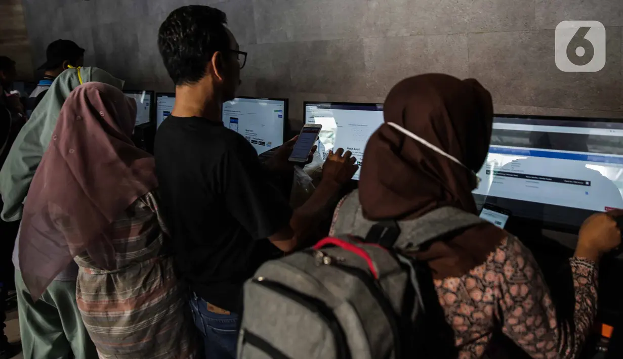 Calon penumpang check in mandiri di Stasiun Pasar Senen, Jakarta, Jumat (20/12/2019). PT KAI Daop I Jakarta akan memberangkatkan 8 kereta tambahan dari Stasiun Gambir dan 5 dari Stasiun Pasar Senen untuk mengantisipasi lonjakan penumpang jelang Natal dan Tahun Baru. (Liputan6.com/Faizal Fanani)