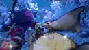 Santa Claus memberikan makanan kepada kumpulan ikan di aquarium besar Sea World, Taman Impian Jaya Ancol, Jakarta, Minggu (25/12). Sea World Indonesia memanjakan pengunjung yang berlibur dengan berbagai atraksi. (Liputan6.com/Faizal Fanani)