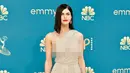Alexandra Daddario tiba pada Primetime Emmy Awards 2022 di Microsoft Theater, Los Angeles, Amerika Serikat, 12 September 2022. Didesain dengan korset satu bahu berkerut dan rok semi-tipis, gaun berjaring ini dihiasi dengan tetesan kristal yang mengalir. (Photo by Richard Shotwell/Invision/AP)