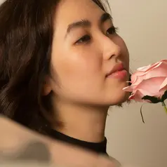 Wanita dengan bunga mawar (dok. Unsplash.com/Anh Tuan To)