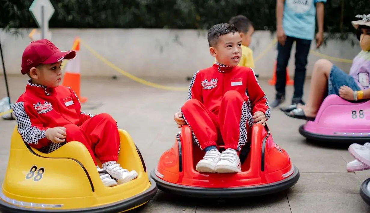 Keseruan Kanaka naik go kart bersama teman-teman sebayanya. (Foto: Instagram/ tya_ariestya)