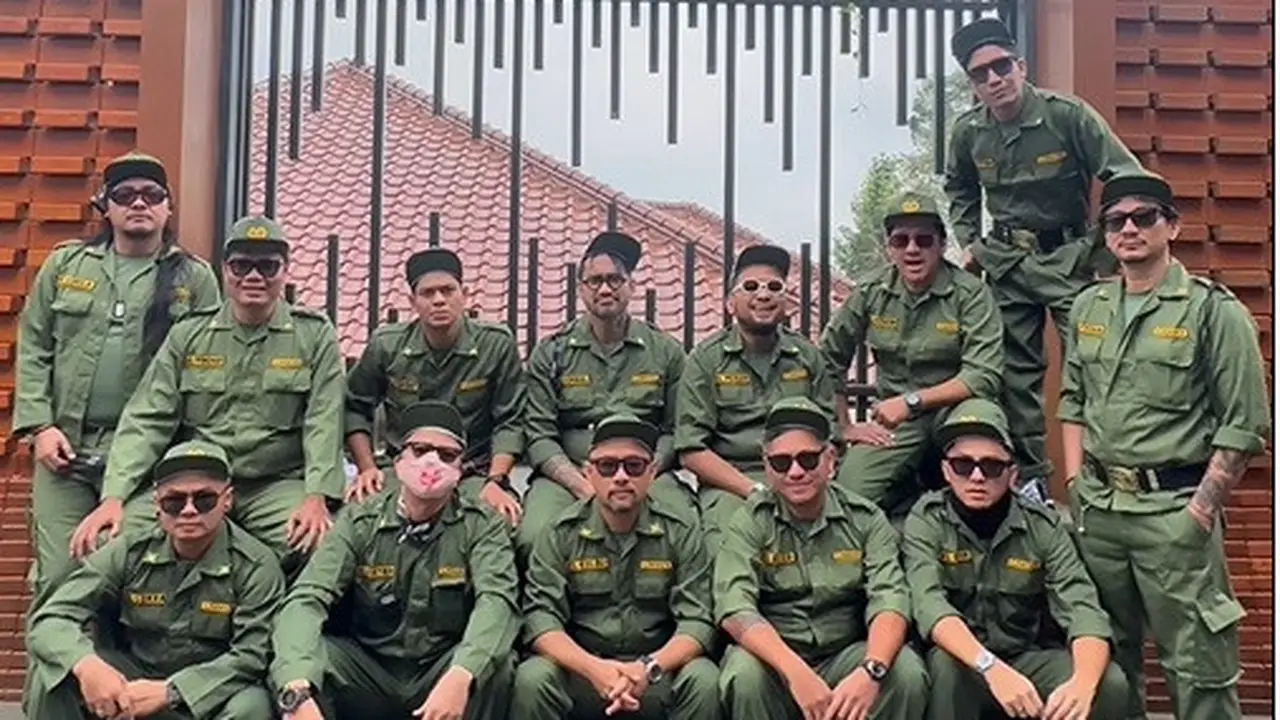 Geng The Prediksi touring pakai seragam Linmas. (Foto: Instagram/theprediksi_)