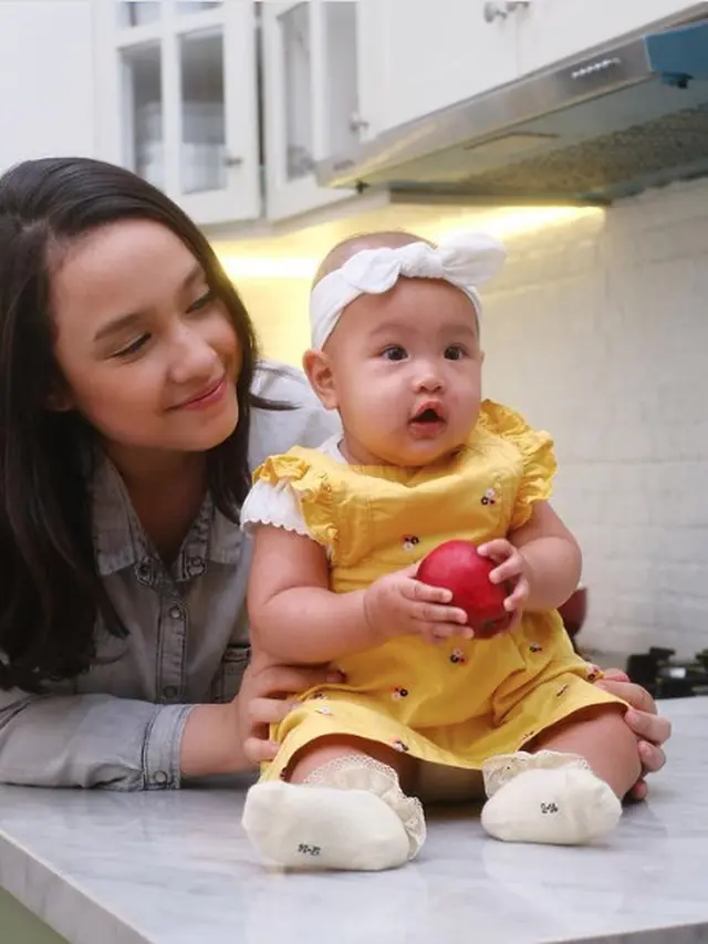 Bintang FTV Anjani Dina bersama anaknya