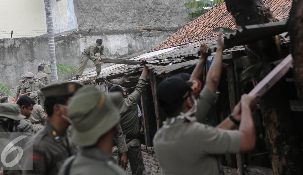 Petugas saat merobohkan bangunan liar di kawasan Rawasari Selatan, Jakarta, Kamis (23/7/2015). Pemprov DKI Jakarta mengambil alih lahan seluas 1.300 meter persegi yang selama lima tahun dikuasai pihak swasta. (Liputan6.com/Faizal Fanani)