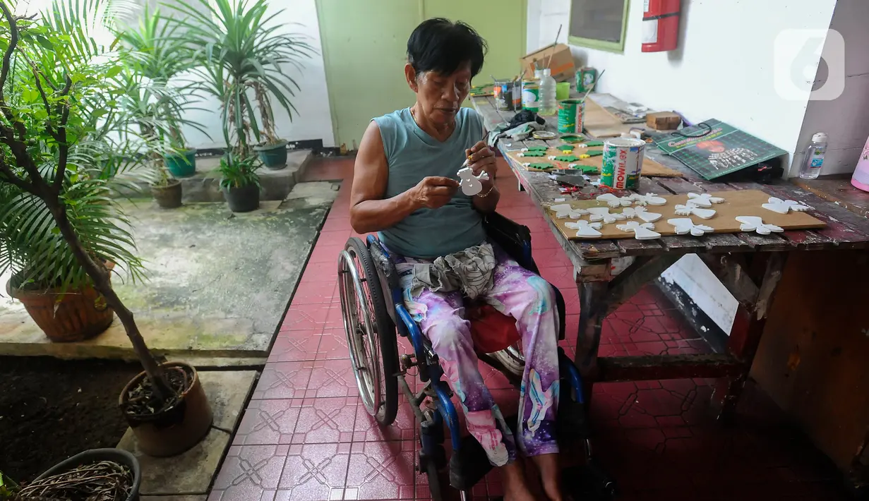 Penyandang disabilitas menyelesaikan kerajinan tangan di Wisma Yayasan Cheshire Indonesia di Cilandak, Jakarta Selatan, Senin (3/7/2020). (merdeka.com/Arie Basuki)