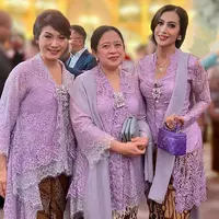 Puan Maharani terlihat menawan dibalut kebaya kutu baru yang klasik berwarna ungu. Padu padan selendang abu-abu keunguan yang serasi dan kain batik sebagai rok, serta clutch yang senada menyempurnakan penampilan Puan secara keseluruhan. Berbagai aksesori seperti bros silver dan anting mutiara juga menjadi detail yang manis. [Foto: Instagram/dps_diahpermatasari]