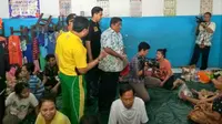 Plt Gubernur DKI Jakarta mengunjungi posko pengungsi korban kebakaran di Kelurahan Pinangsia, Jakarta Barat (Liputan6.com/Rasyid)