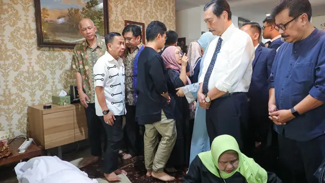 Menteri Koordinator Bidang Kemaritiman dan Investasi (Menko Marves), Luhut Binsar Pandjaitan di rumah duka ekonom senior dan pendiri Indef Faisal Basri. (Dok Kemenko Marves)