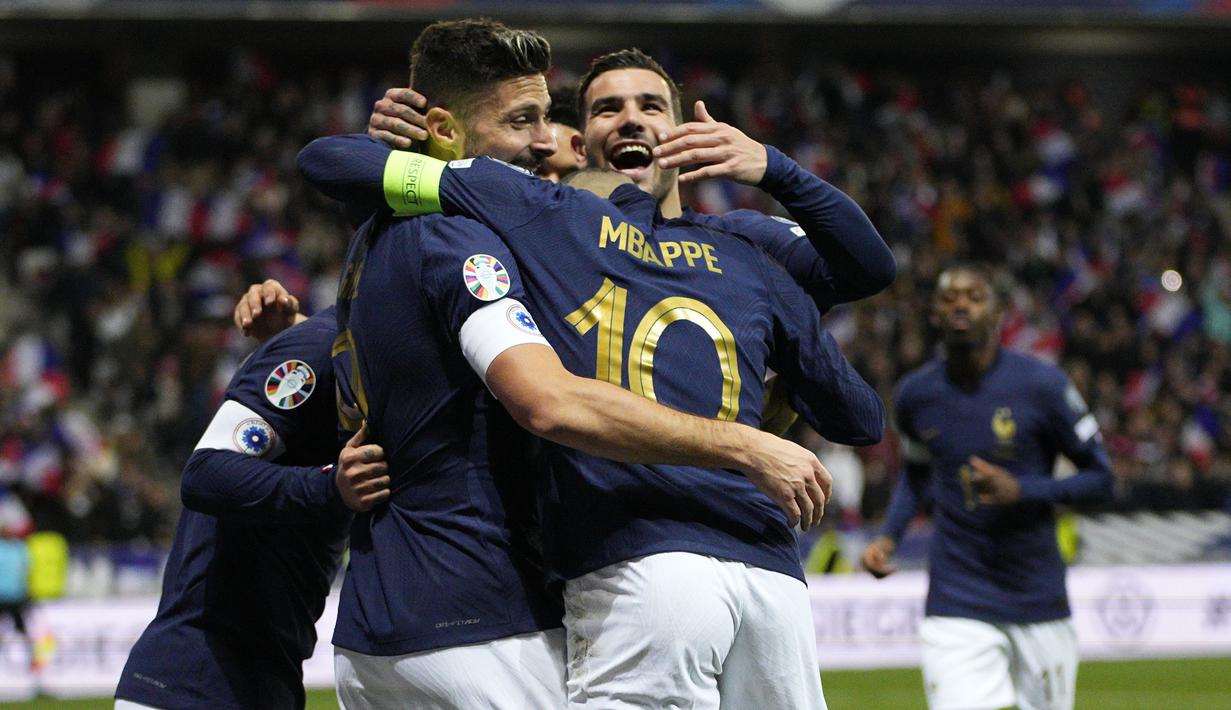 Selebrasi para pemain Timnas Prancis setelah mencetak gol ke-12 ke gawang Timnas Gibraltar lewat Kylian Mbappe(tengah) pada laga lanjutan Grup B Kualifikasi Euro 2024 di Allianz Riviera Stadium, Nice, Minggu (19/11/2023) dini hari WIB. (AP Photo/Daniel Cole)