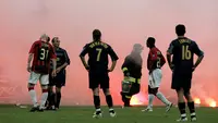 AC Milan dan Inter Milan kembali akan bertemu pada fase gugur Liga Champions 2022/2023 tepatnya di babak semifinal. Kepastian tersebut didapat setelah keduanya mampu memenangi laga perempatfinal atas lawan-lawannya. Dalam sejarah Liga Champions, AC Milan dan Inter Milan tercatat pernah dua kali bertemu di fase gugur dengan hasil dua kali kemenangan untuk AC Milan, salah satunya dihentikan wasit. Yuk simak kedua pertemuan tersebut. (AFP/Filippo Monteforte)