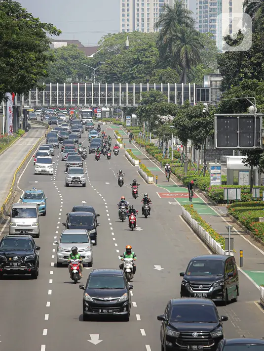 Suasana ruas jalan di kawasan Sudirman, Jakarta, Rabu (11/8/2021). Mulai 12 Agustus 2021, Polda Metro Jaya bakal kembali menerapkan aturan ganjil genap di sejumlah ruas jalan Ibu Kota dan meniadakan kebijakan penyekatan yang diterapkan selama PPKM Level 4. (Liputan6.com/Faizal Fanani)