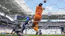 Kiper Al Hilal, Yassine Bounou melakukan penyelamatan di dalam kotak penalti dalam laga Grup H Piala Dunia Antarklub 2025 melawan Real Madrid di Hard Rock stadium, Miami, Amerika Serikat, Kamis (19/06/2025) WIB. (AP Photo/Rebecca Blackwell)