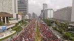 Foto udara suporter Persija Jakarta, The Jakmania, tumpah ruah saat konvoi merayakan gelar Piala Liga 1 musim 2018 di Bundaran HI, Jakarta, Sabtu (15/12). Persija berhasil juara Liga 1 usai mengalahkan Mitra Kukar. (Bola.com/Muhammad Husni)