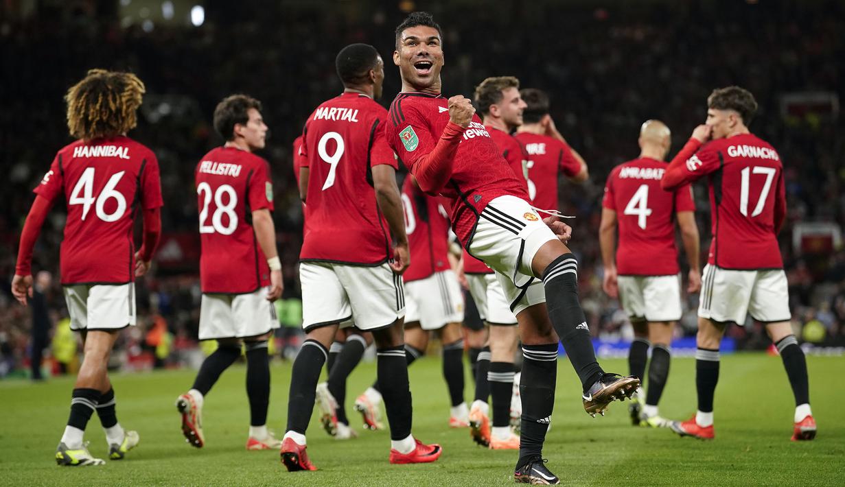 Pemain Manchester United, Casemiro melakukan selebrasi bersama rekan-rekannya setelah mencetak gol ke gawang Crystal Palace pada laga putaran ketiga Carabao Cup 2023/2024 di Old Trafford, Manchester, Inggris, Rabu (27/09/2023). Casemiro juga mencatatkan statistik apik dengan membuat akurasi umpan hingga 88 persen, mengirim satu operan kunci, 10 umpan panjang akurat, dan menciptakan satu peluang emas. Tak hanya itu, pria 31 tahun itu juga solid dalam bertahan dengan membuat dua kali melakukan tekel, tiga kali intersep, dan tiga kali memenangi duel.  (AP Photo/Dave Thompson)