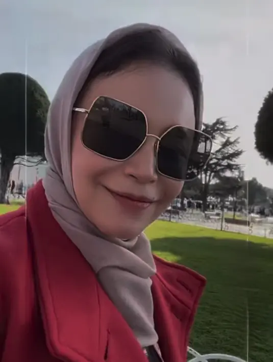 Kerap didoakan konsisten, penampilan Rossa mengenakan hijab ini banjir pujian. (Liputan6.com/IG/@itsrossa910)
