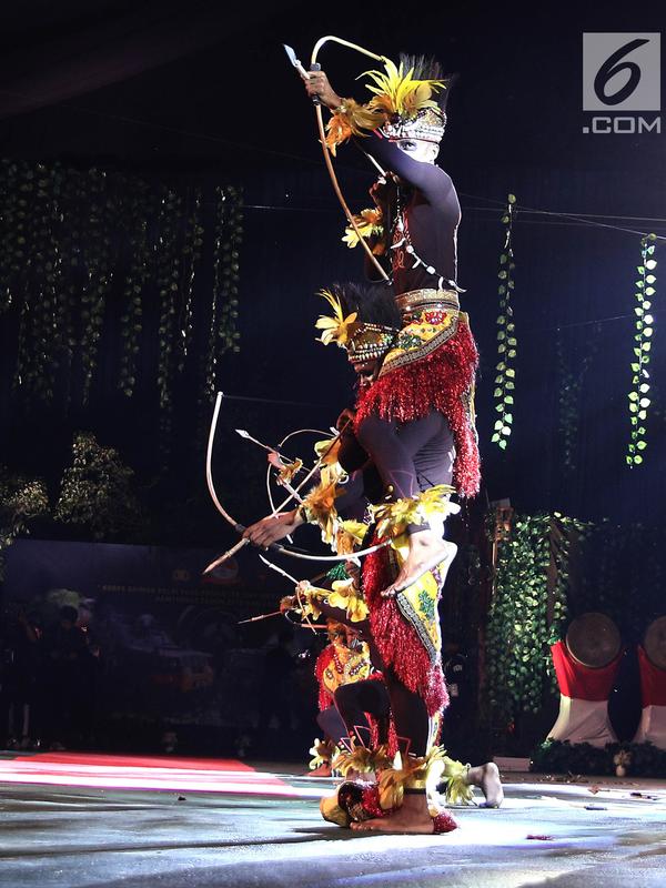 Atraksi anggota brimob saat meriahkan HUT Korps Brimob ke-73 di Mako Brimob Polri, Kelapa Dua, Depok, Jawa Barat, Rabu (14/11). Anggota brimob dari berbagi daerah membawakan tarian daerah masing-masing dari bali, papua. (Liputan6.com/Herman Zakharia)