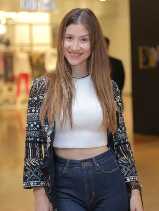 Kedekatan terlihat dari foto yang diunggah dalam media sosial keduanya. Itu yang membuat Millane Fernandez dan Raline Shah dikabarkan menjalin asmara sesama jenis alias lesbian. (Andy Masela/Bintang.com)