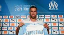 Gelandang baru Marseille, Kevin Strootman berpose dengan jersey klub barunya selama presentasi dirinya di Marseille, Prancis, (28/8). Pemain asal Belanda ini di beli Marseille dari AS Roma sebesar 25 juta euro. (AFP Photo/Christophe Simon)