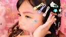 Selain makeup, Xarena juga bermain gaya rambut yang playful dengan aneka jepit warna-warni [@krisjianabah]