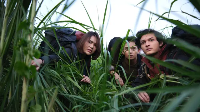 Fahad Haydra dan Amanda Manopo dalam film Dusun Mayit. (Foto: Dok. Hitmaker Studios)