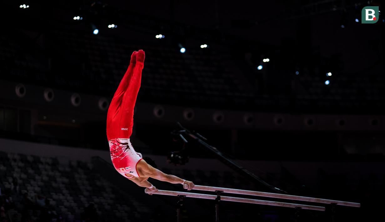 Pesenam Jepang, Daiki Hashimoto melakukan aski pada nomor palang sejajar saat babak kualifikasi Kejuaraan Dunia Gimnastik 2025 di Indonesia Arena, Senayan, Jakarta, Minggu (19/10/2025). (Bola.com/Bagaskara Lazuardi)