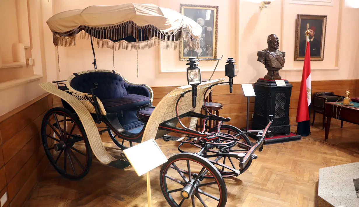 Sebuah kereta kuda dipamerkan di Museum Kereta Kuda Kerajaan di Kairo, Mesir, pada 1 November 2020. Museum Kereta Kuda Kerajaan di Kairo kembali menerima pengunjung pada 31 Oktober 2020 setelah ditutup selama hampir dua dekade. (Xinhua/Ahmed Gomaa)